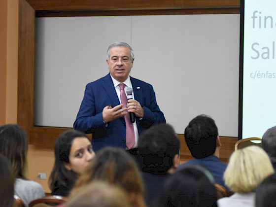 El ministro de Salud, Jaime Mañalich, en presentación durante el seminario. Fotografía: Centro de Políticas Públicas UC
