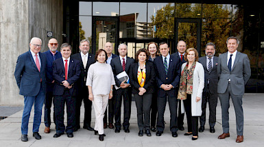 El directorio de Friends UC posando frente al edificio del Centro de Innovación UC, en campus San Joaquín. Fotografía: César Cortés.