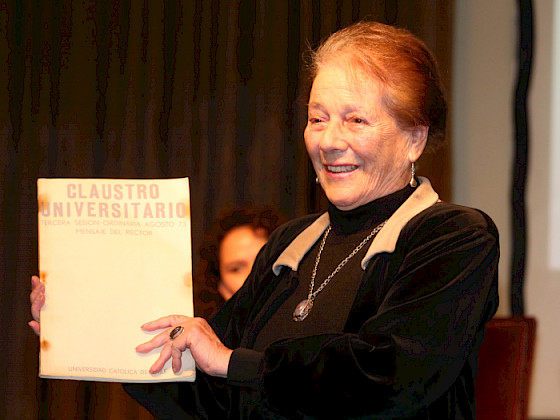 Mónica Echeverría al momento de donar documentos de su marido, Fernando Castillo Velasco,ex rector UC, el año 2016.