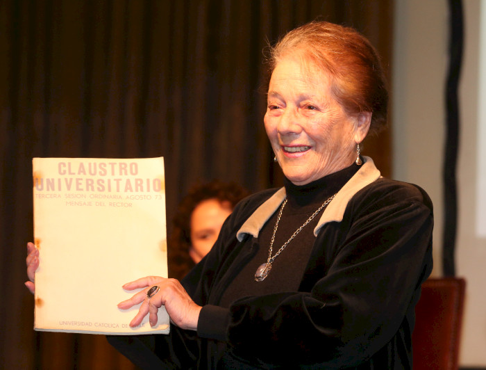 Mónica Echeverría al momento de donar documentos de su marido, Fernando Castillo Velasco,ex rector UC, el año 2016.