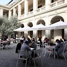 Estudiantes en el campus Casa Central.