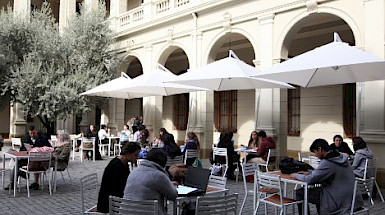 Estudiantes en el campus Casa Central.