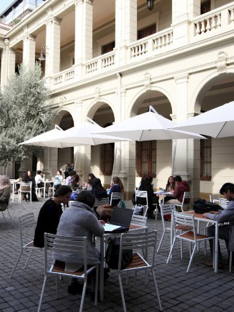 Estudiantes en el campus Casa Central.
