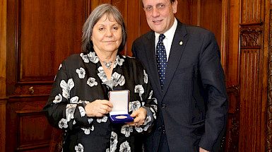 Foto de Diamela Eltit junto al rector Ignacio Sánchez.