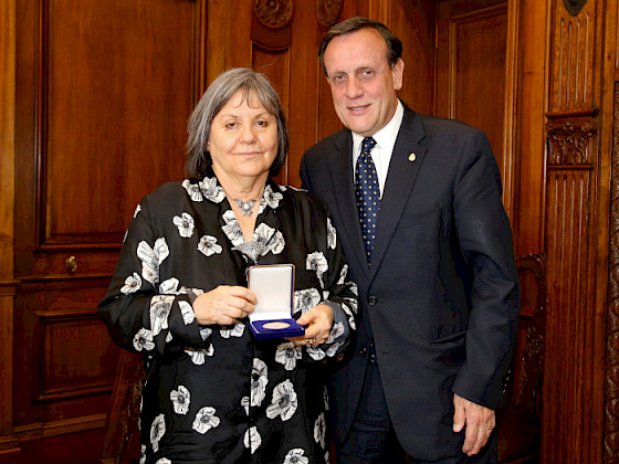 Foto de Diamela Eltit junto al rector Ignacio Sánchez.