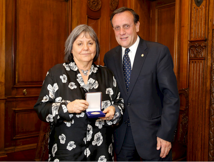 Foto de Diamela Eltit junto al rector Ignacio Sánchez.