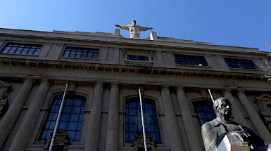 Ventanas del campus Casa Central. Fotografía: Banco de Imágenes UC.