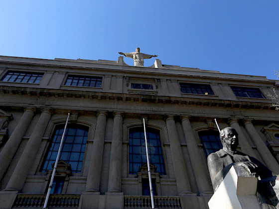 Ventanas del campus Casa Central. Fotografía: Banco de Imágenes UC.