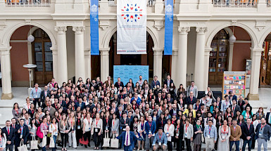 Grupo de participantes del congreso tomándose una foto en el Centro de Extensión UC.