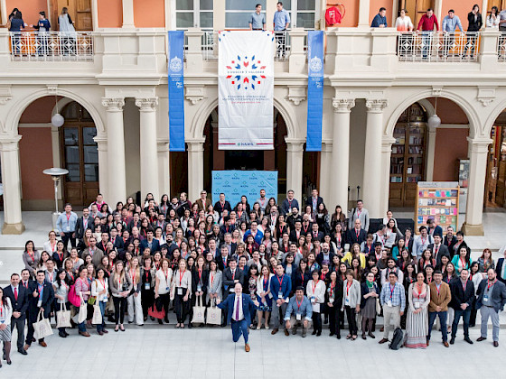 Grupo de participantes del congreso tomándose una foto en el Centro de Extensión UC.