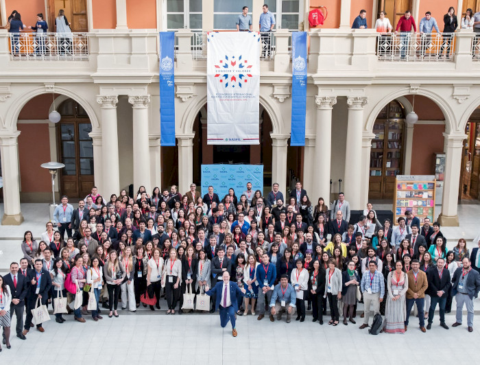 Grupo de participantes del congreso tomándose una foto en el Centro de Extensión UC.