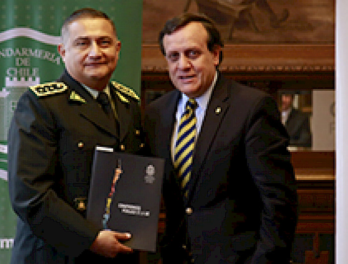 imagen correspondiente a la noticia: "Puentes UC celebra acuerdo de trabajo con Gendarmería de Chile"