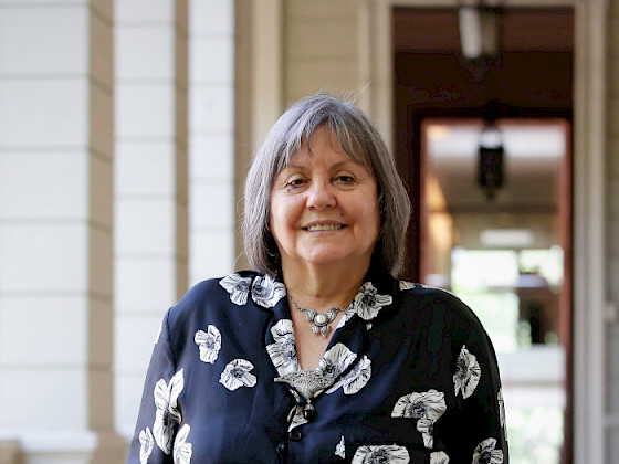 Diamela Eltit fotografiada en un pasillo de Casa Central.