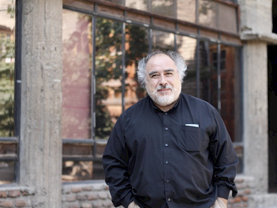 Víctor Alarcón fue licenciado en música y estudió en el Conservatorio Nacional de la Universidad de Chile y en el Instituto de Música de la UC.