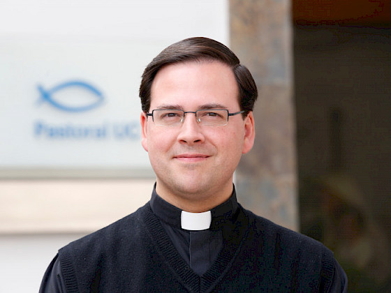 Plano medio del padre Guillermo Greene, capellán general de la Universidad.