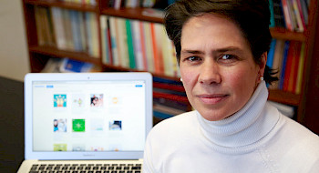 Luz Montero en su escritorio con un notebook abierto.