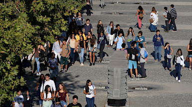 Grupo de personas caminando por el campus San Joaquín.