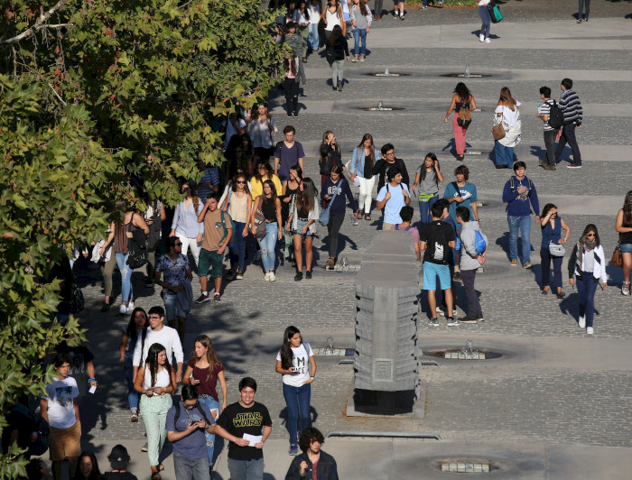 Grupo de personas caminando por el campus San Joaquín.