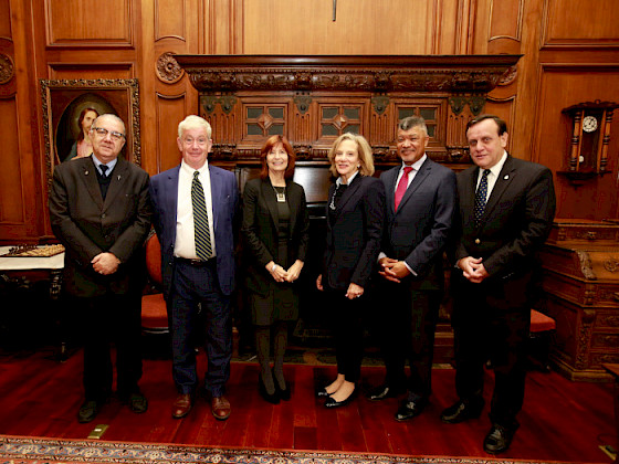 Los integrantes del panel internacional de expertos, con el rector Ignacio Sánchez.