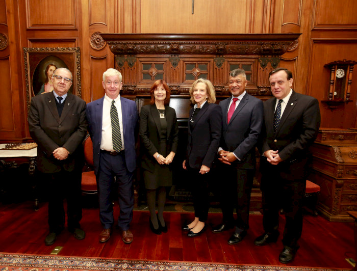Los integrantes del panel internacional de expertos, con el rector Ignacio Sánchez.