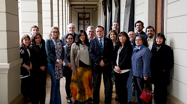 Integrantes de la comisión Mujer y Academia, junto al rector Ignacio Sánchez y otras autoridades.