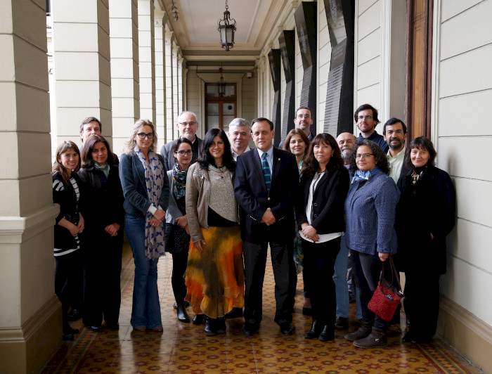 Integrantes de la comisión Mujer y Academia, junto al rector Ignacio Sánchez y otras autoridades.