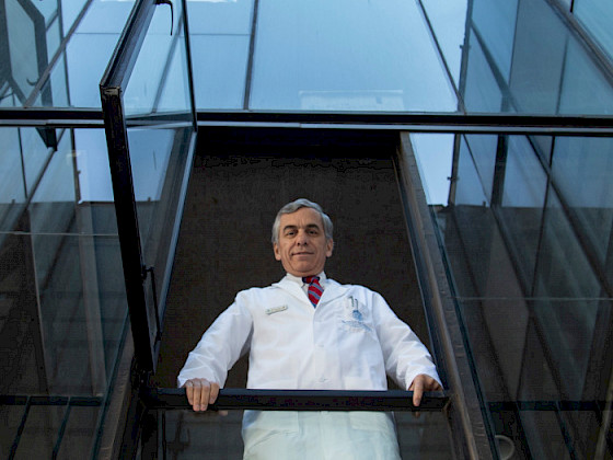 Decano Felipe Heusser mirando hacia abajo.