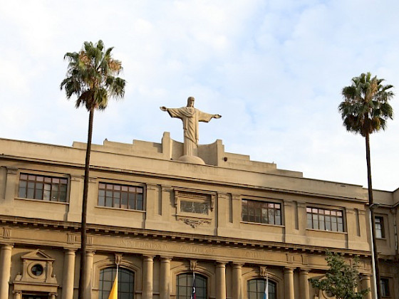 Fachada Pontificia Universidad Católica de Chile
