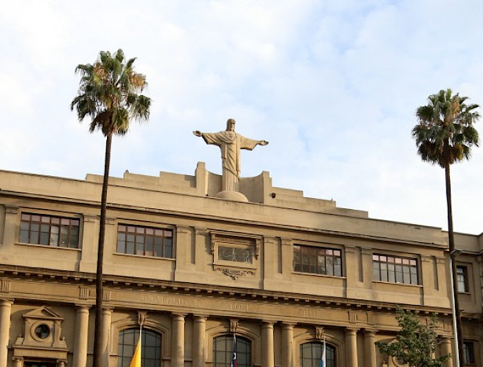 Fachada Pontificia Universidad Católica de Chile