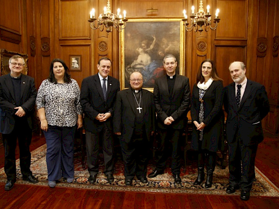 El arzobispo de Malta, Charles Scicluna y el oficial de la Congregación para la Doctrina de la Fe, Jordi Bertomeu junto al rector Ignacio Sánchez y autoridades de la UC.