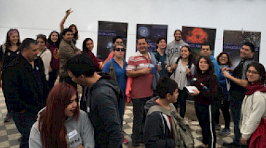 Visitantes en una sala del observatorio.