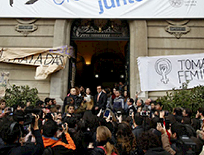 imagen correspondiente a la noticia: "Deponen toma en Casa Central tras proceso de diálogo"