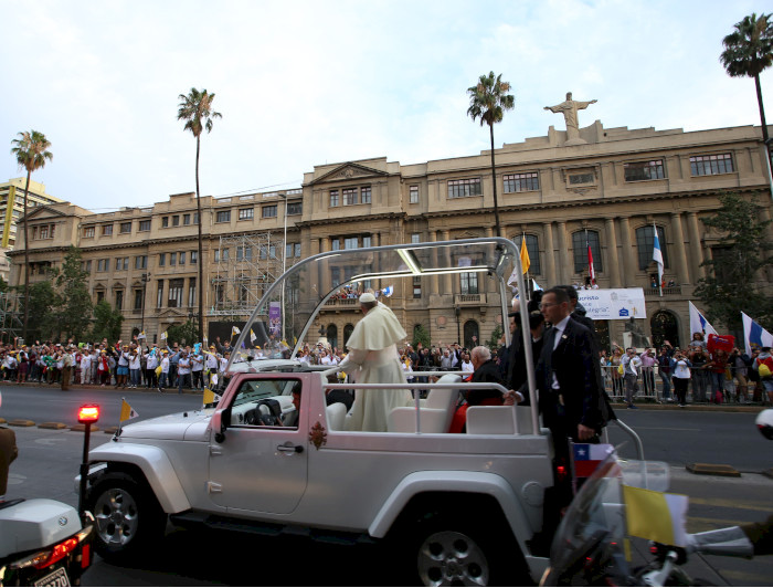 El Papa Francisco pasando por fuera de la Casa Central UC, saludando a su alrededor.
