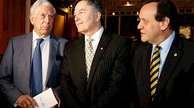 El escritor Mario Vargas Llosa, el excanciller Roberto Ampuero y el rector Ignacio Sánchez en la UC.
