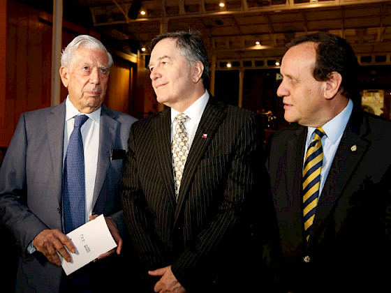 El escritor Mario Vargas Llosa, el excanciller Roberto Ampuero y el rector Ignacio Sánchez en la UC.