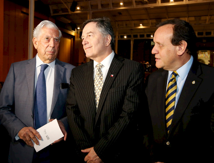 El escritor Mario Vargas Llosa, el excanciller Roberto Ampuero y el rector Ignacio Sánchez en la UC.