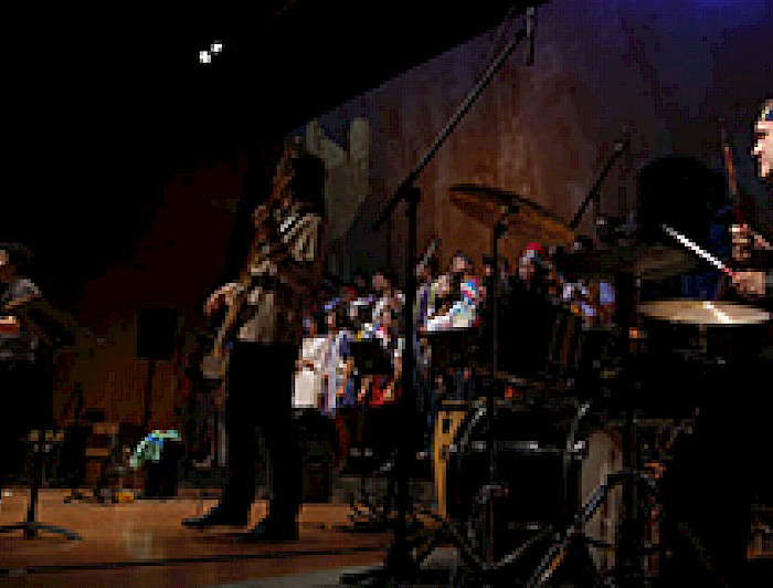 imagen correspondiente a la noticia: "Banda de académicos de Ingeniería UC deslumbró con un show musical estilo “Woodstock”"