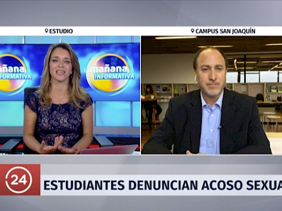 Entrevista al académico Roberto González desde el estudio en campus San Joaquín.