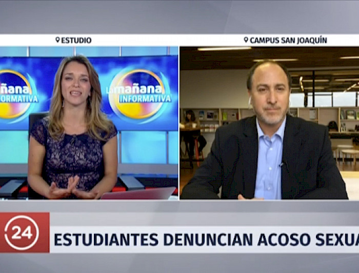 Entrevista al académico Roberto González desde el estudio en campus San Joaquín.