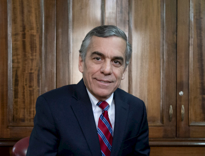 El decano de la Facultad de Medicina, Felipe Heusser. Fotografía: Karina Fuenzalida.