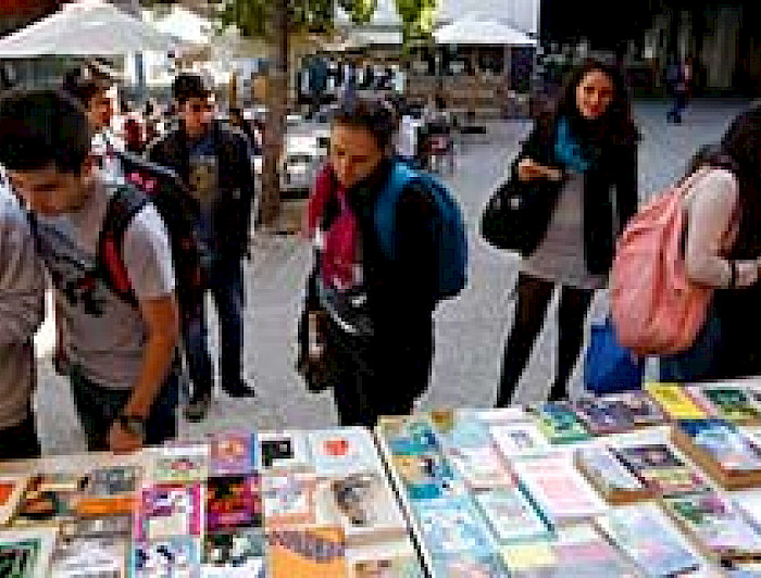 imagen correspondiente a la noticia: "Con trueques, Bibliotecas UC celebra el Día Internacional del Libro"