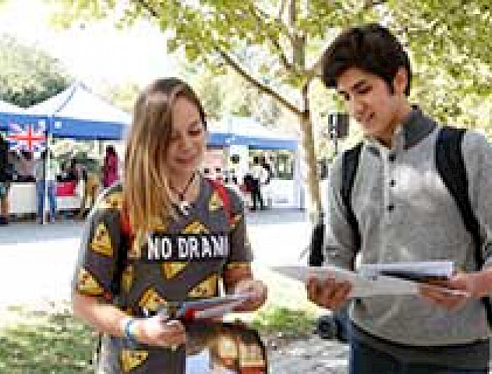 imagen correspondiente a la noticia: "Estudiantes comparten sus experiencias de intercambio en la Feria Internacional"