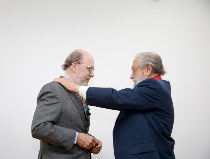 imagen correspondiente a la noticia: "Director de Revista Universitaria recibe condecoración “Orden de Don Pedro de Valdivia”"