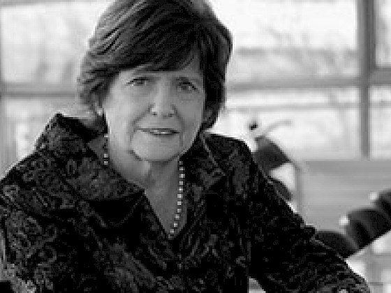 Foto en de María Olivia Monckeberg en blanco y negro.