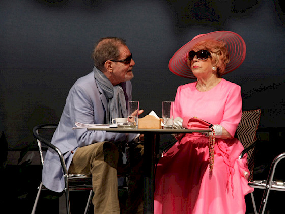Bélgica Castro junto a Alejandro Sieveking en una obra del Teatro UC.