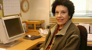 La profesora Mabel Condemarín, en una fotografía de archivo, sentada en su oficina.
