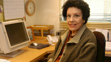 La profesora Mabel Condemarín, en una fotografía de archivo, sentada en su oficina.