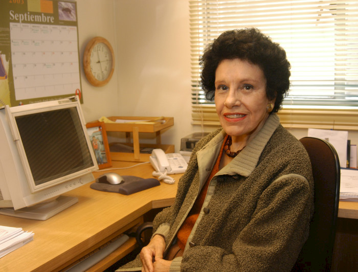 La profesora Mabel Condemarín, en una fotografía de archivo, sentada en su oficina.