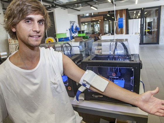 Nicolás Jara y el sistema electrónico que se ajusta en la zona de punción del brazo.