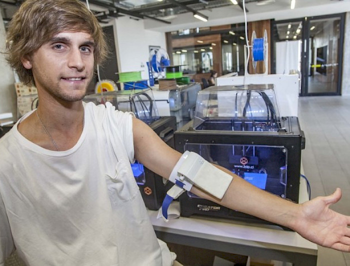 Nicolás Jara y el sistema electrónico que se ajusta en la zona de punción del brazo.